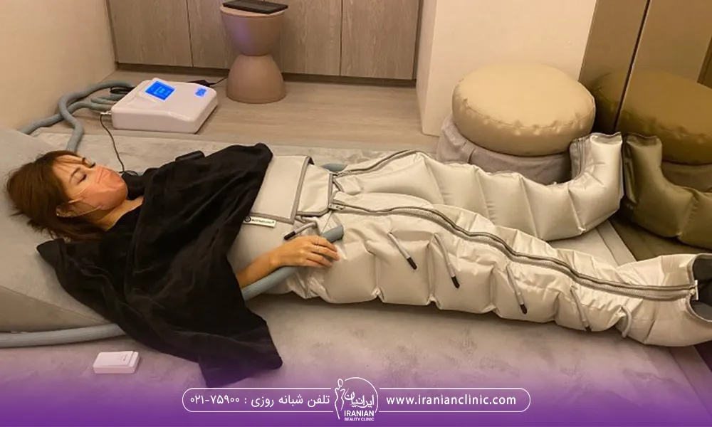 خانمی که برای لاغری در دستگاه لاغری خوابیده است