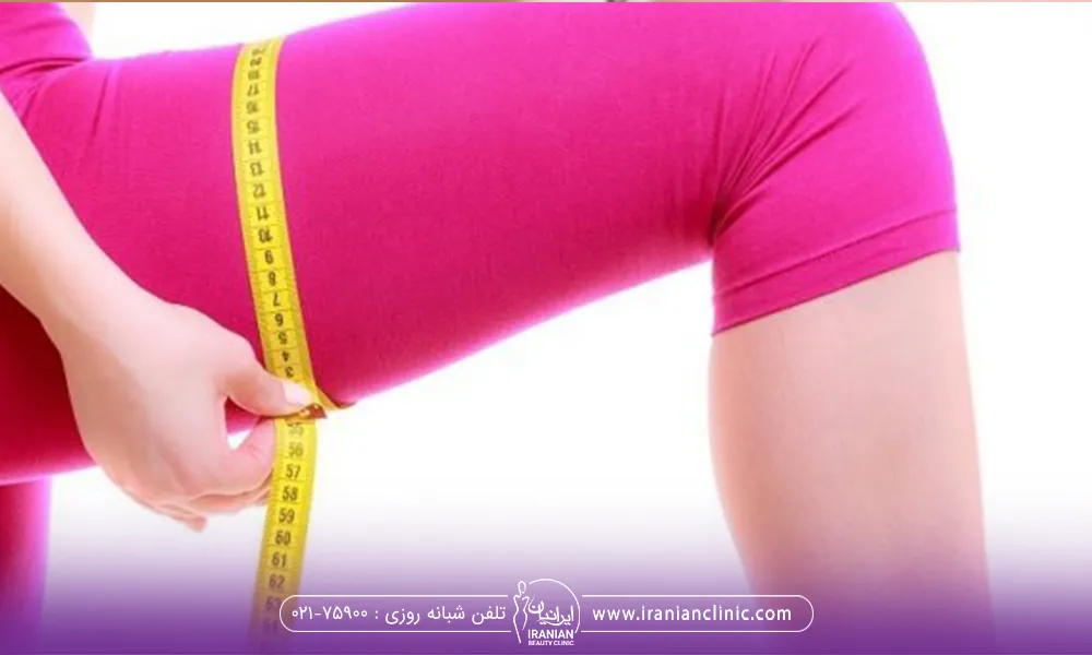 خانمی که بعد از تزریق چربی دور پای خودرا با متر اندازه میگیرد