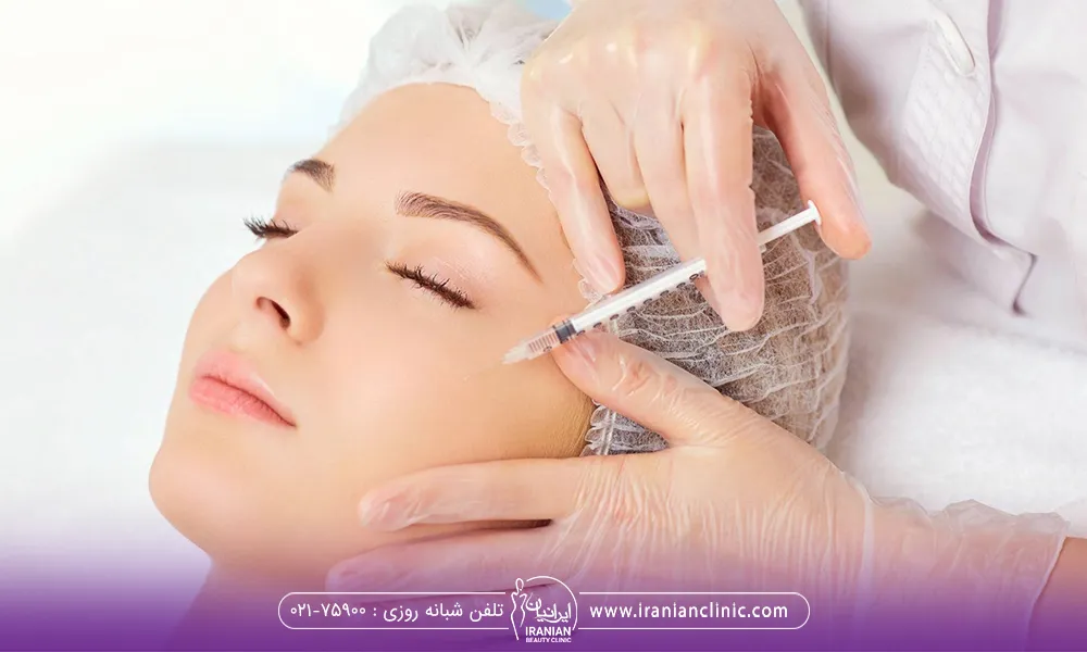 یک خانم خوابیده و دکتر در حال تزریق چربی میباشد