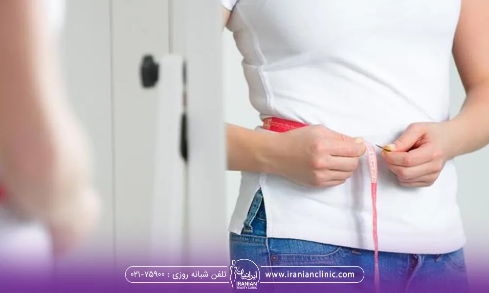 خانومی که خوش اندام هست و جلوی اینه خودش را سایز میکند