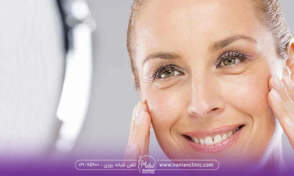 یک خانم که رضایت بعد از تزریق چربی روی صورتش پیداست
