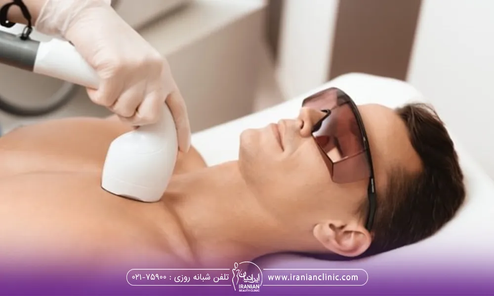 یک اپراتور که در حال لیزر روی سینه یک مرد است
