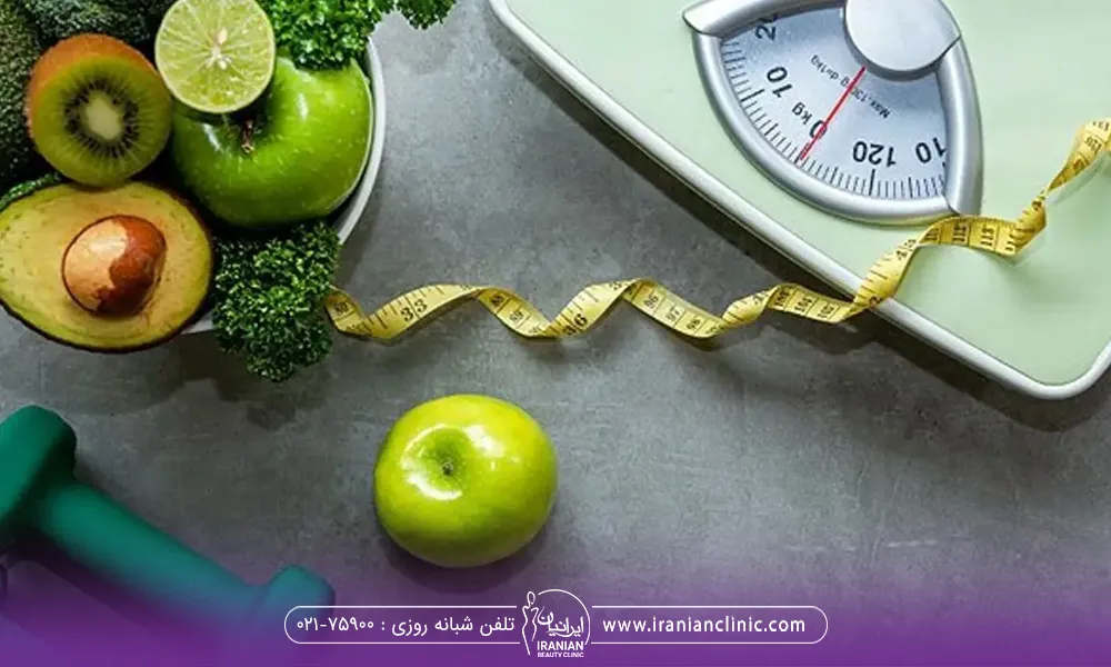 ترازو و دنبل و متر و خوراکی برای لاغری میوه جات و سبزیجات روی زمین در کنار هم هستند