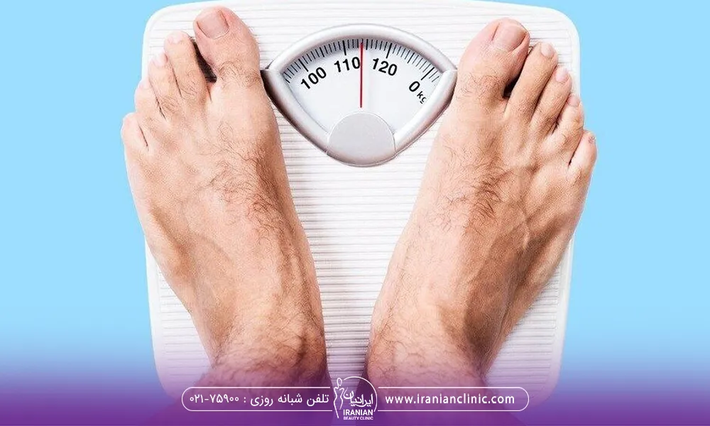 یک فرد که روی ترازو ایستاده است