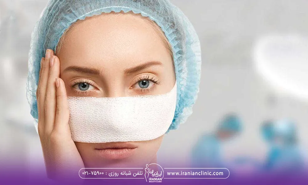 یک خانم که بعد از عمل بینی پانسمان کرده است