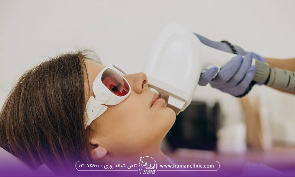 اپراتور لیزری که درحال لیزر کردن صورت یک خانم جوان است