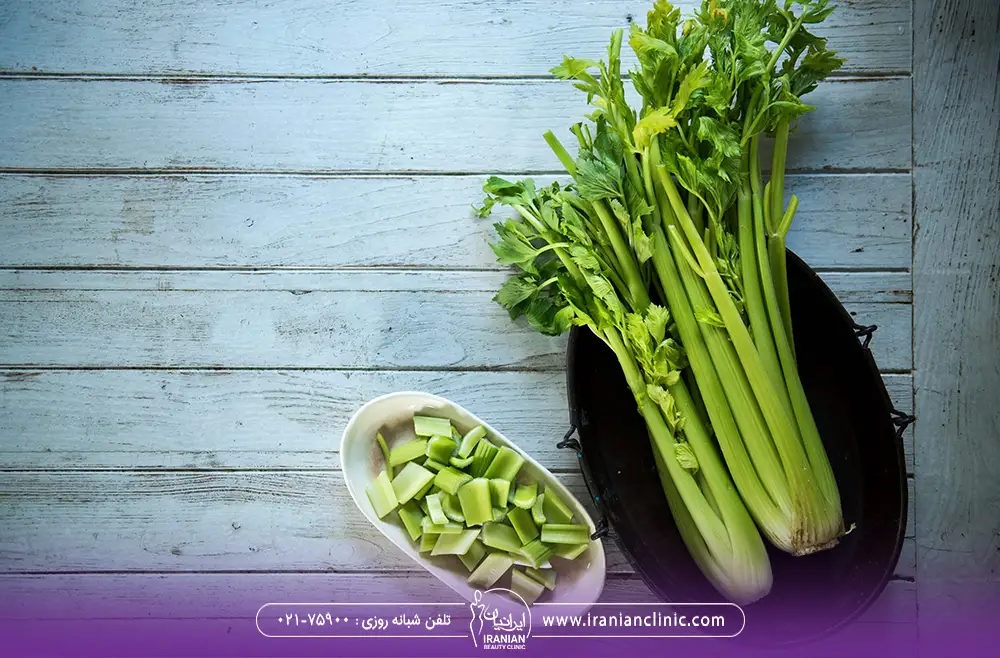 عکس دو عدد کرفس در کنار یک ظرف کرفس خرد شده