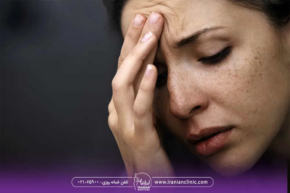 خانم جوان با موهای مشکی که در حال فکر کردن به درد لیزر موهای زائد بیکینی است- درد لیزر بیکینی