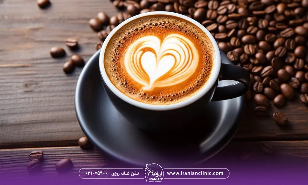 یک لیوان کافه لاته با آرت روی قهوه به شکل قلب - قهوه برای لاغری