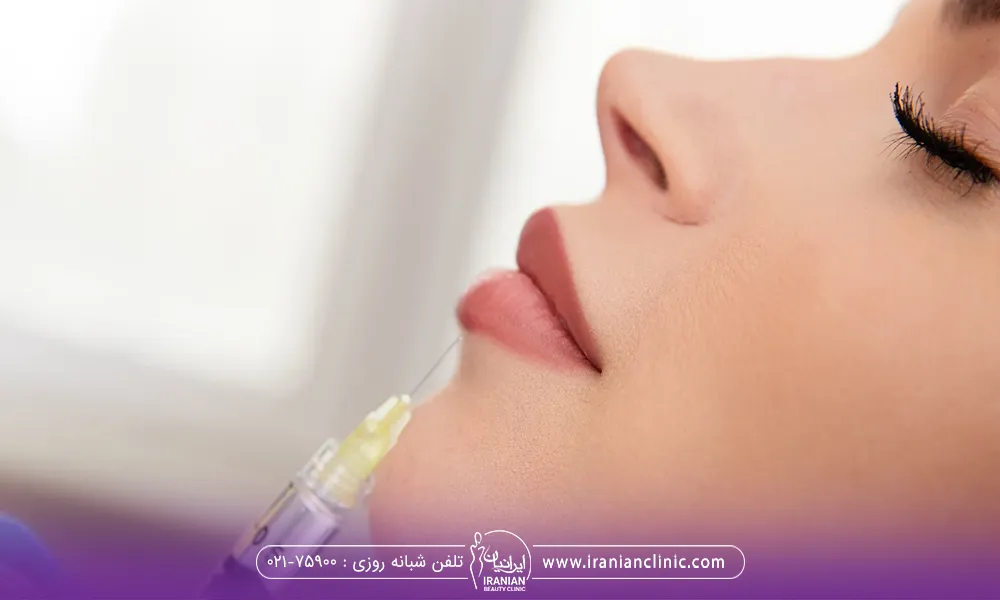 خانومی که چشمهایش رابسته و پزشکی که در حال انجام تزریق ژل لب برای یک خانم انجام میدهد