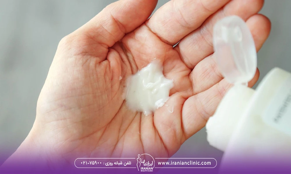 فردی که کف دست خود کرم می ریزد - کرم ترمیم کننده بعد از لیزر موهای زائد