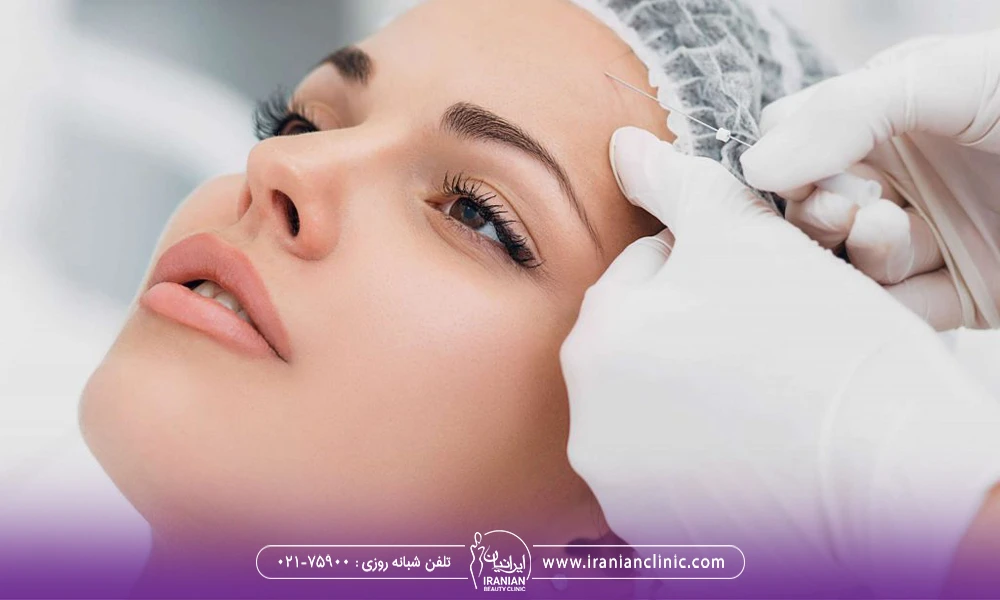 صورت دختر در حالی که پزشک روی صورت او لیفت نخ انجام می دهد - بهترین کلینیک لیفت نخ در تهران