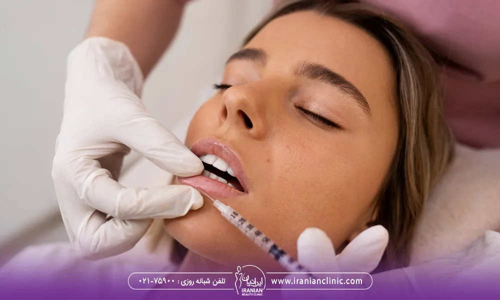 پزشک که دستکش سفید پوشیده در حال تزریق ژل لب برای یک خانم است