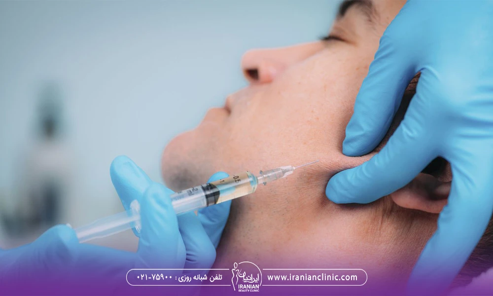 پزشکی که به خط فک مرد ژل تزریق می کند