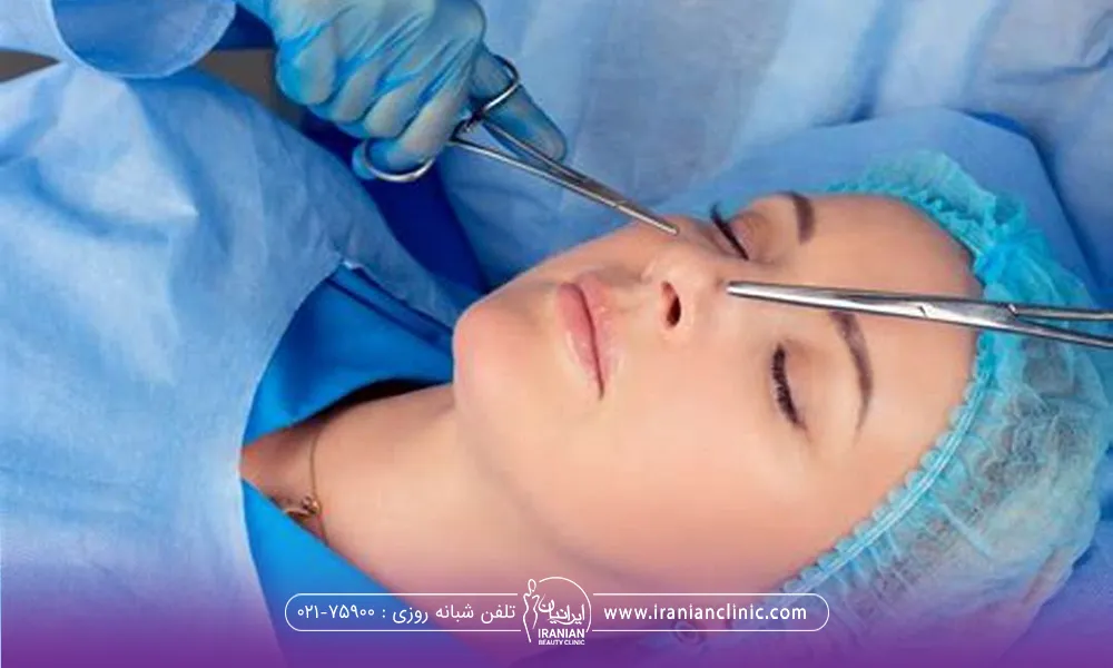 خانمی که بیهوش است و لباس مخصوص جراحی پوشیده است و دستان دکتر که در حال جراحی بینی است - مراقبت های بعد از عمل بینی