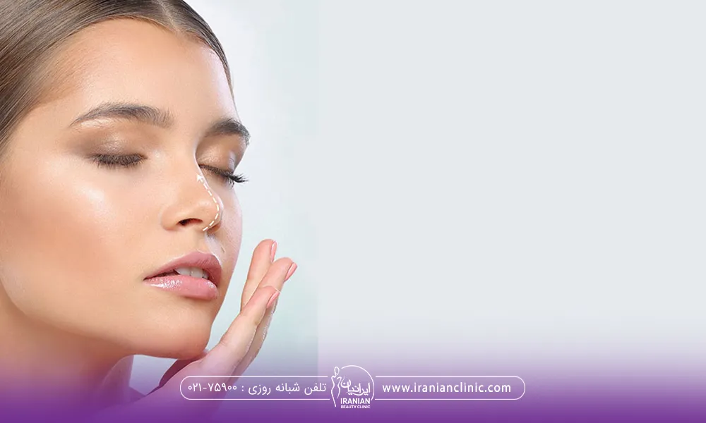خانمی که دستش زیر چانه اش است و چشم هایش هم بسته است و کمی سرش به سمت بالا است