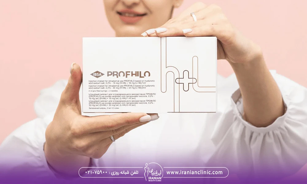 دختری که جعبه پروفایلو را با دو دست نگه داشته است - مراقبت های قبل از تزریق ژل پروفایلو
