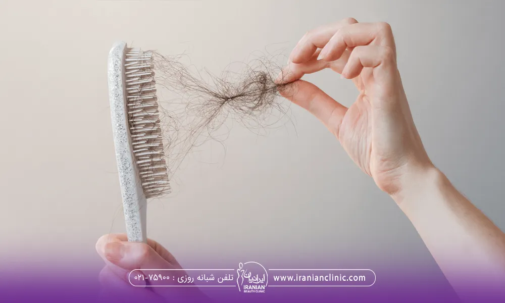 دستان فردی که با یکدست برس را نگه داشته و با دست دیگر موای داخل بر س را بیرون میکشه