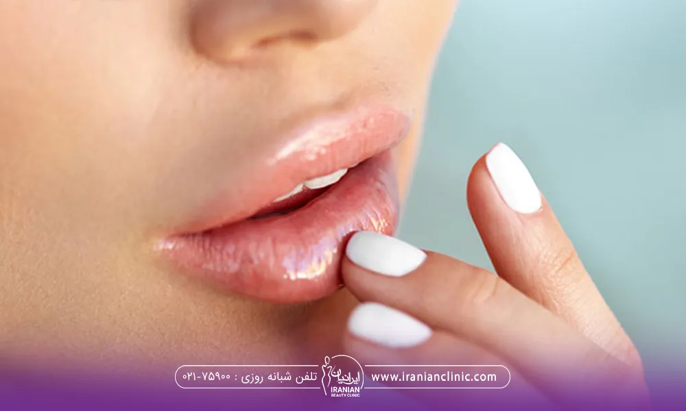 دختری که لب های حجیمی دارد و انگشتان دست خود را روی لب پایینش گذاشته است