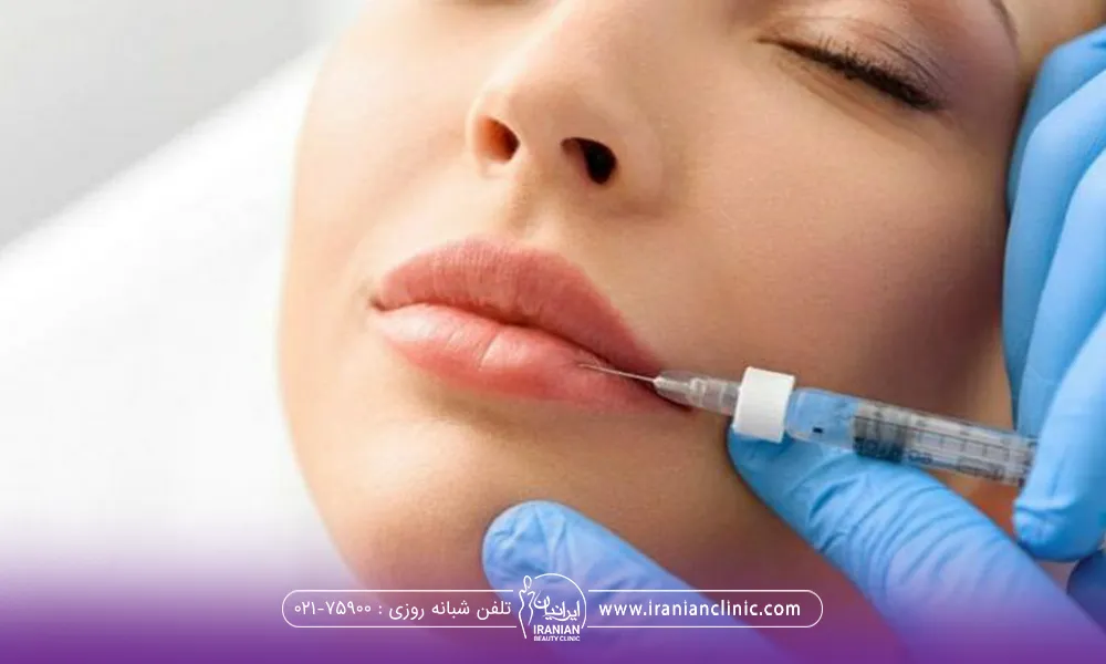 دختری که چشمانش را بسته و پزشک به لب پایین او فیلر تزریق می کند - بهترین کلینیک تزریق ژل لب در تهران