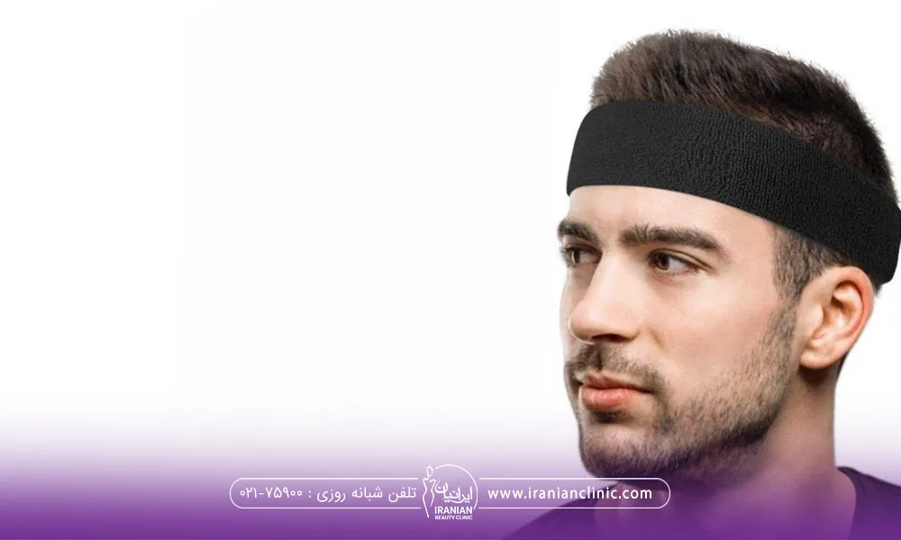 مردی که به یک سمت نگاه می کند و بعد از کاشت ابرو هدبند مشکی زده است - هدبند بعد از کاشت ابرو