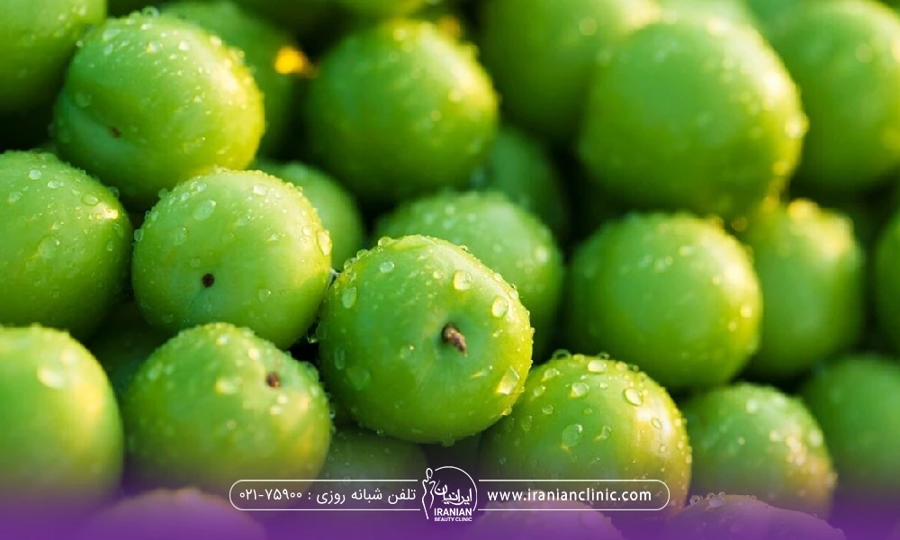 چند تا گوجه سبز که روی هم قرار دارند و قطرات اب روی گوجه سبز ها است - آیا گوجه سبز چاق کننده است یا لاغر می کند؟