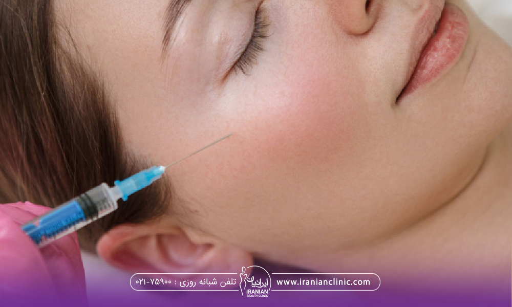 عکس از قسمت صورت فردی که خوابیده و دست دکتری که در حال تزریق فیلر به گونه میباشد - مراقبت های بعد از تزریق ژل گونه
